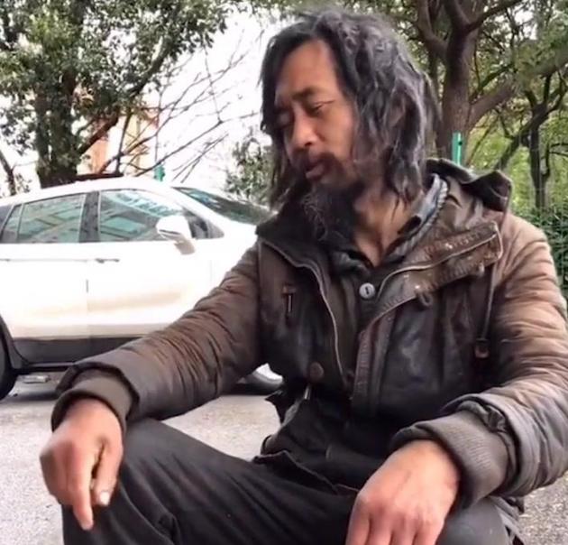 现在被垃圾分类折磨的人们，还记得曾被你们吐槽的流浪法师吗？