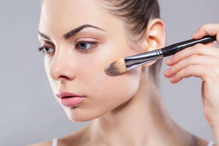 化妆如何让面容变得精致,有哪些化妆技巧可以让底妆更自然