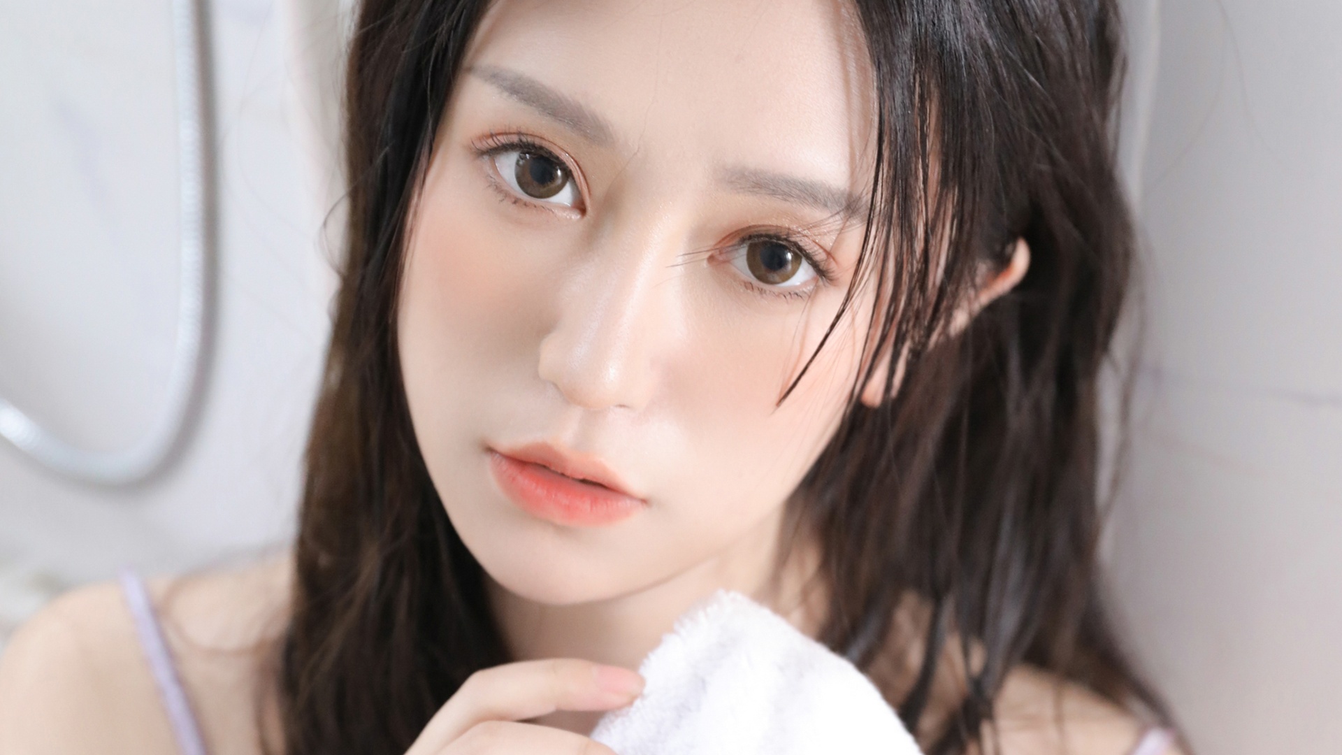 鼻子老是出油怎么处理,鼻子上的黑头毛孔粗大出油怎么办