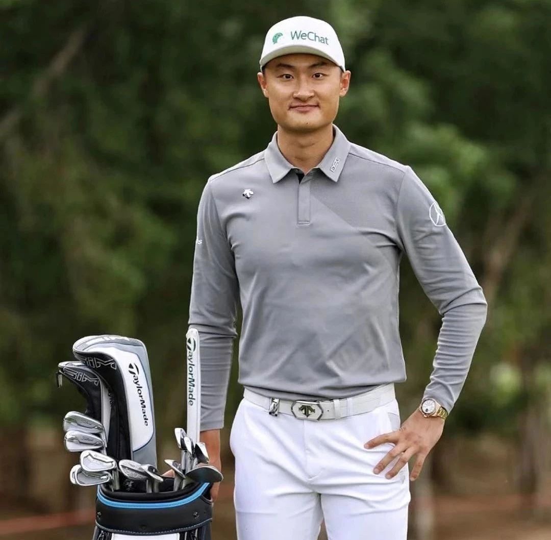 白老虎关天朗赢冠军；独臂长者一杆进洞：“福勒大叔”变装球童