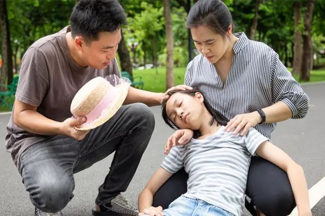 小孩中暑的症状和处理方法,小孩中暑的症状是什么及解决办法