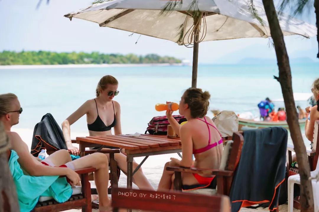 美国艺术家老夫妇定居苏梅岛十年，教游客画垃圾桶，唤醒环保意识