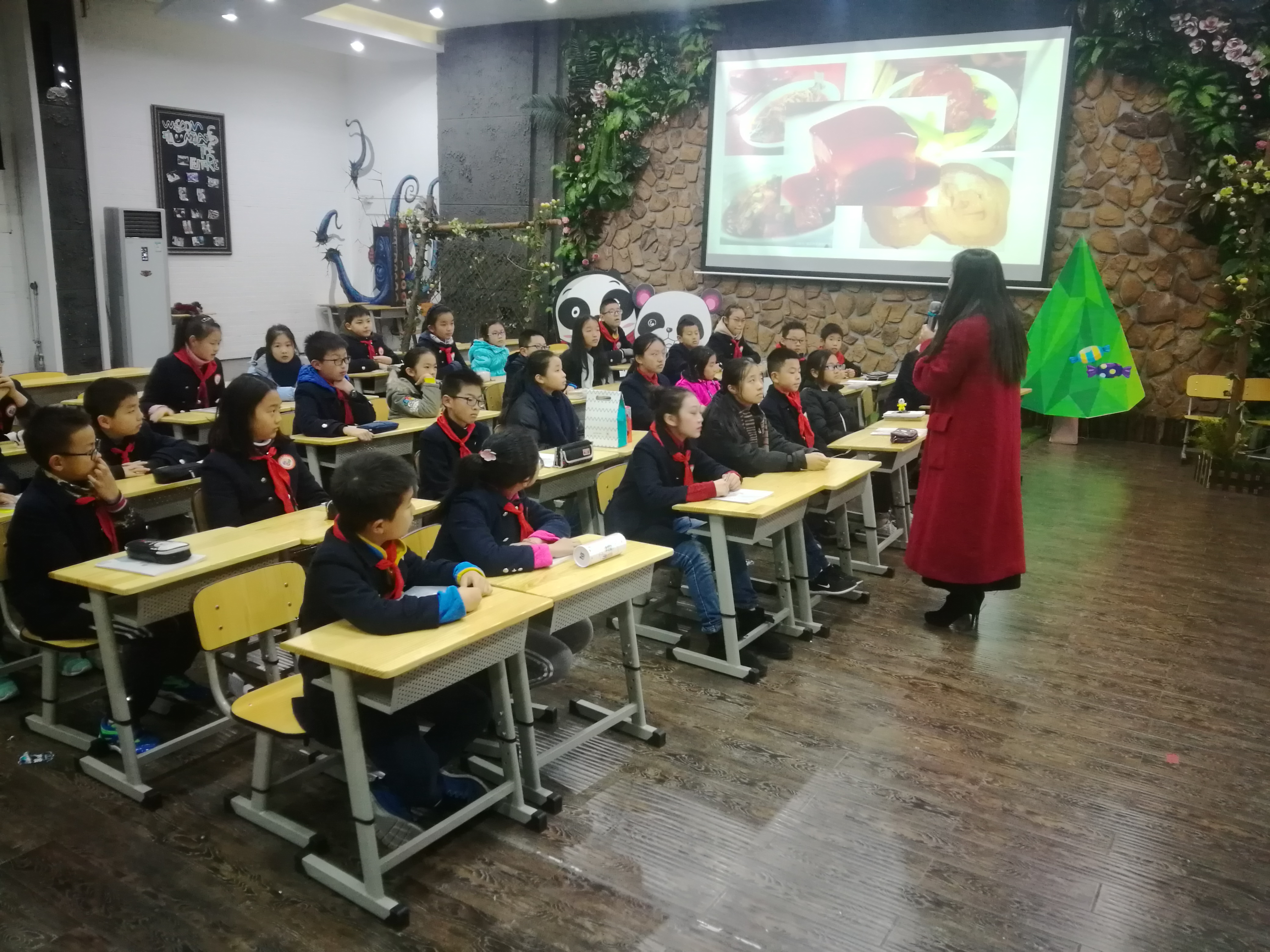 再续蓉港情谊 香港师生到访花园(国际)小学体验水墨花鸟