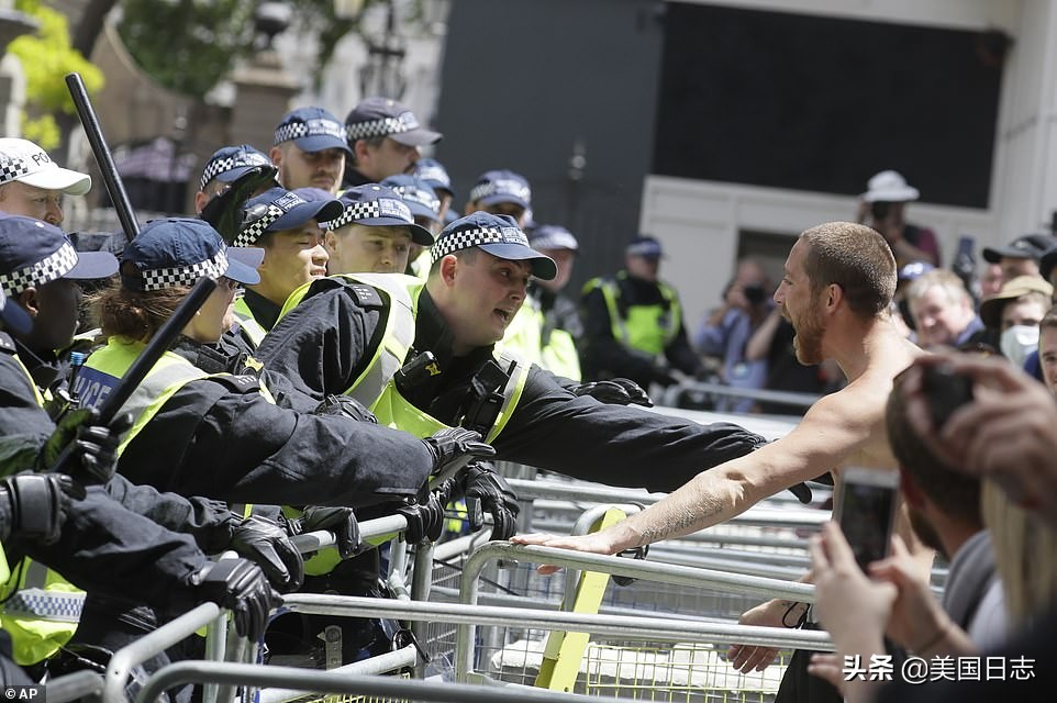 英国抗议人群与警方爆发冲突,英国白人右翼和反种族主义