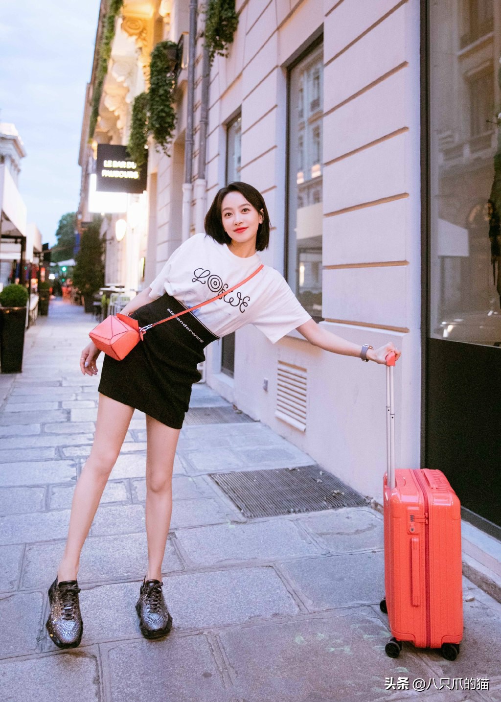 宋茜红色皮裙,宋茜穿了一条白色的裙子