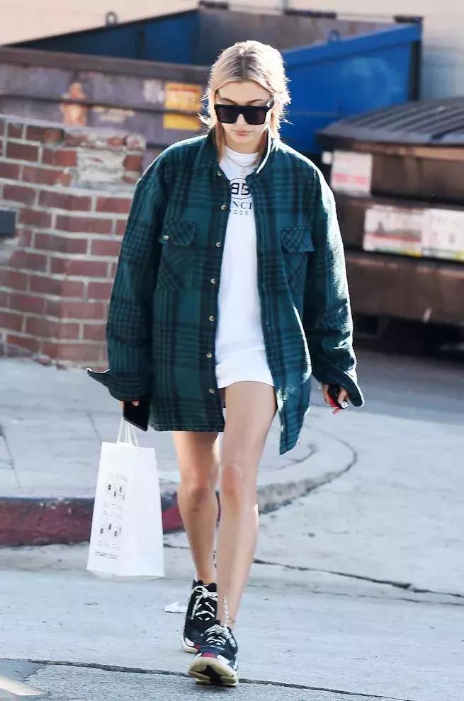 刘雯格纹,刘雯穿格纹衫好看吗