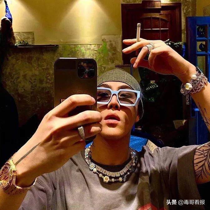 简约的首饰往往是穿搭的必杀技,首饰穿搭