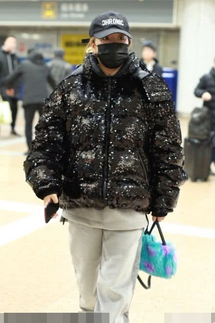 王菊穿高级感衣服,王菊白色运动裤