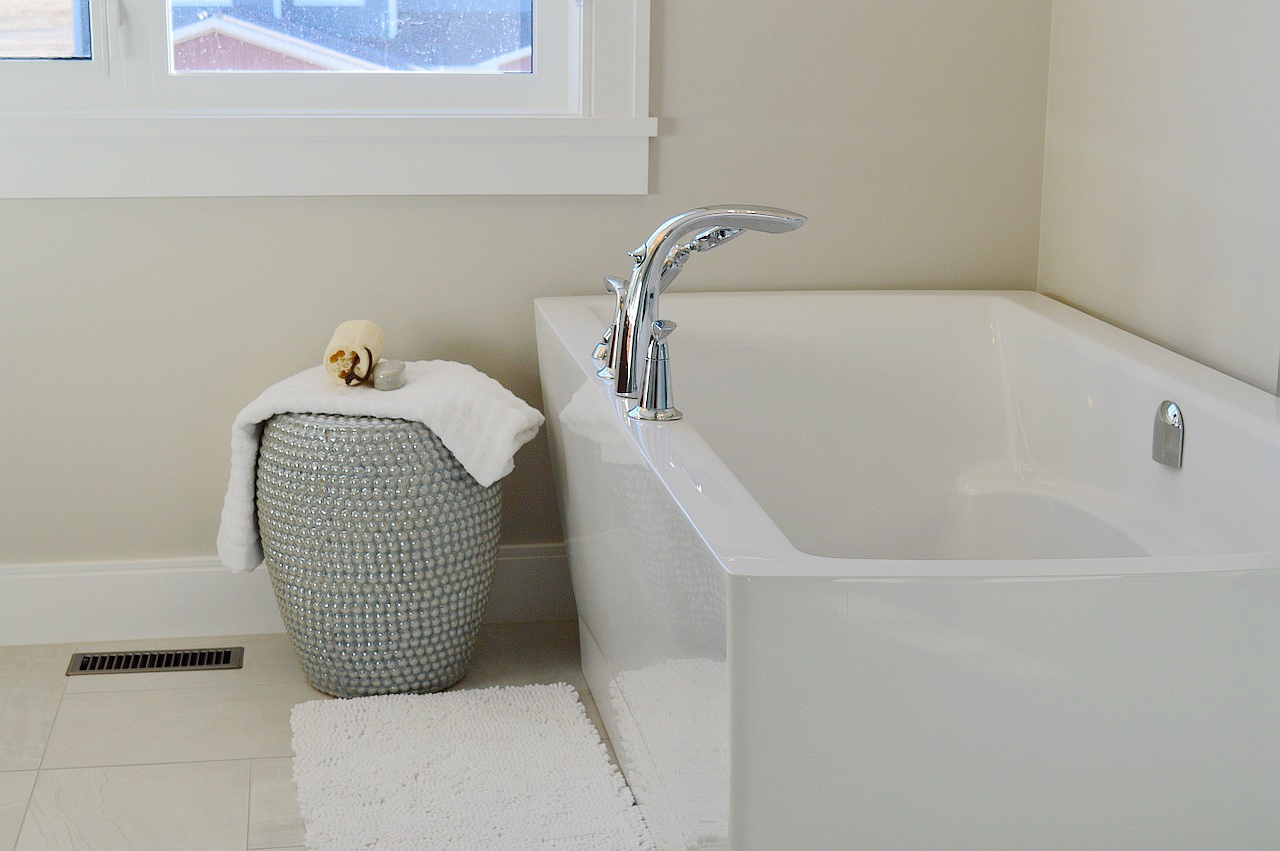 卫浴柜和浴缸哪个好用一些,卫浴选购