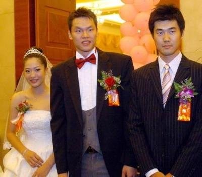 揭秘朱芳雨与现任妻子的恩爱秘密,朱芳雨三次婚姻