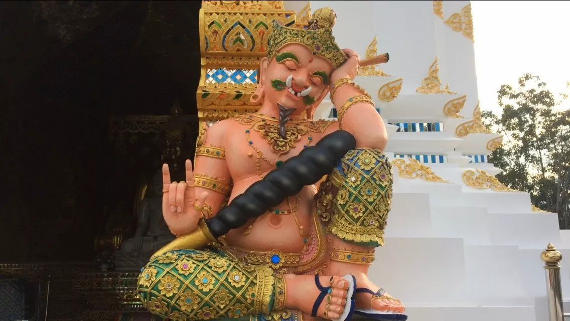 最“潮”寺庙，神仙们脚穿匡威，手拿苹果手机，叼着雪茄