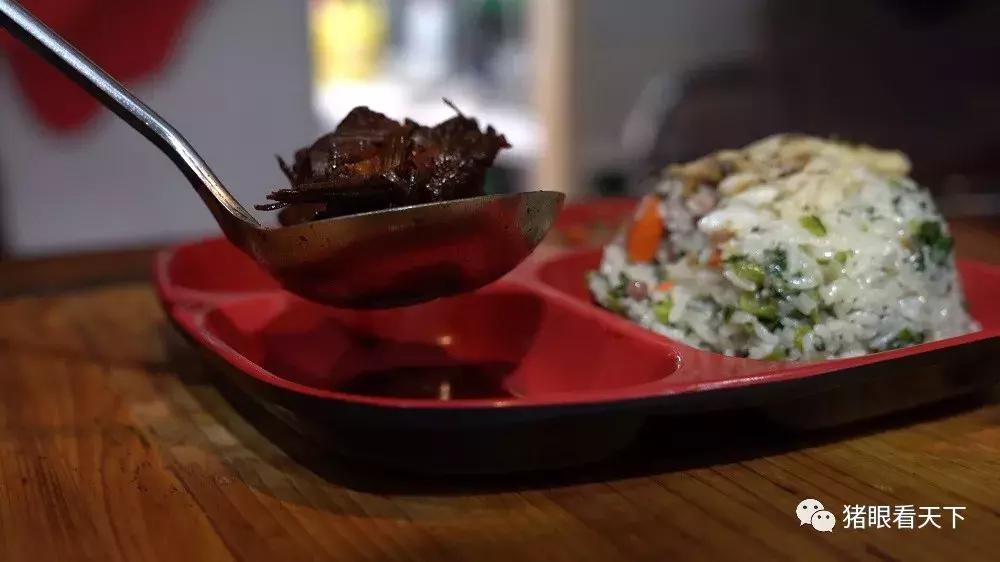 上海人叫菜饭，浦东人叫咸酸饭，其实是寒酸饭，穷人吃的