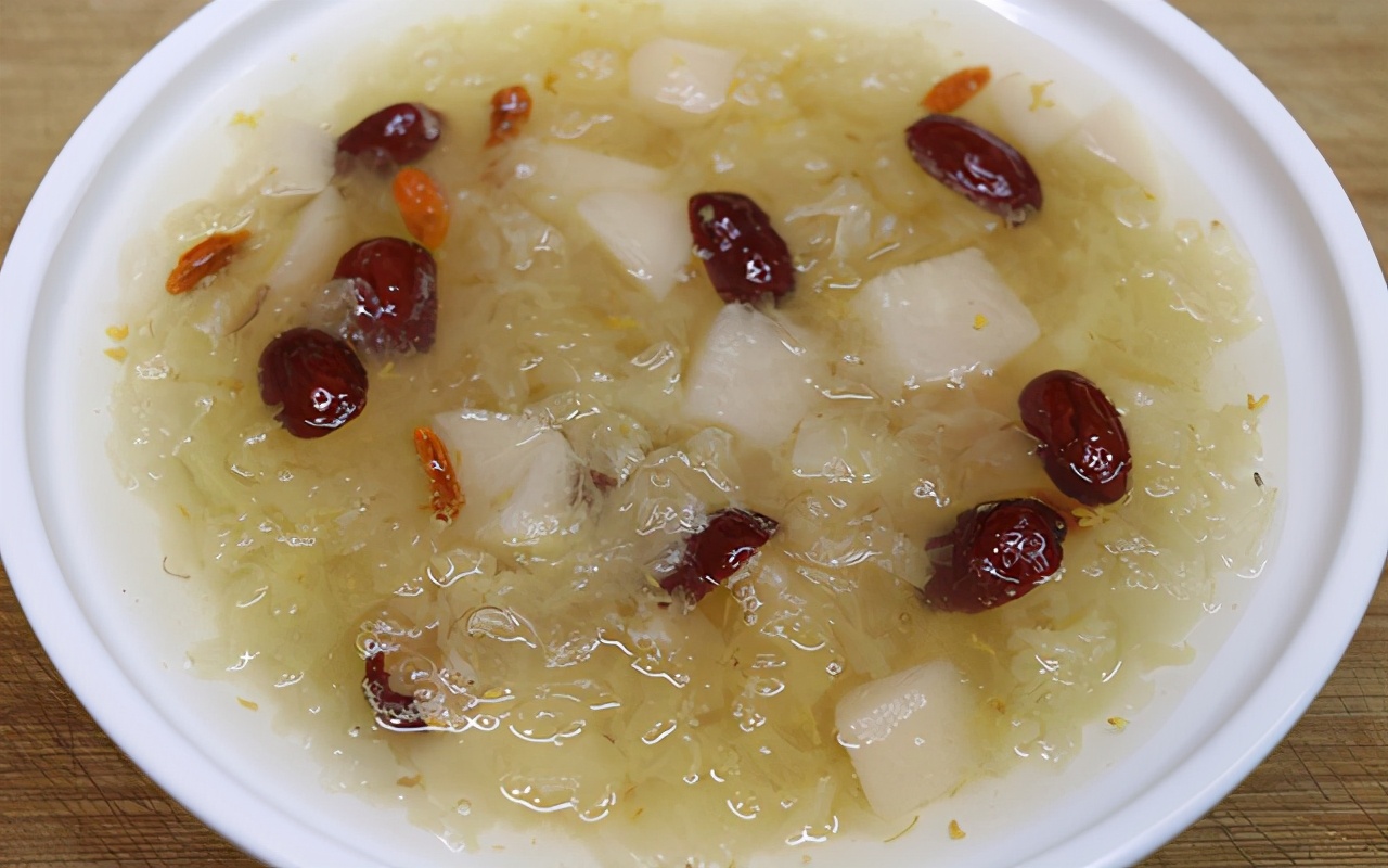 秋天银耳汤教程,秋天银耳雪梨羹的做法