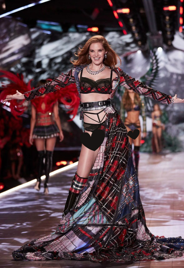 她被维密高管密切关注？穿针织睡袍性感撩发，抹胸礼服尴尬露副乳