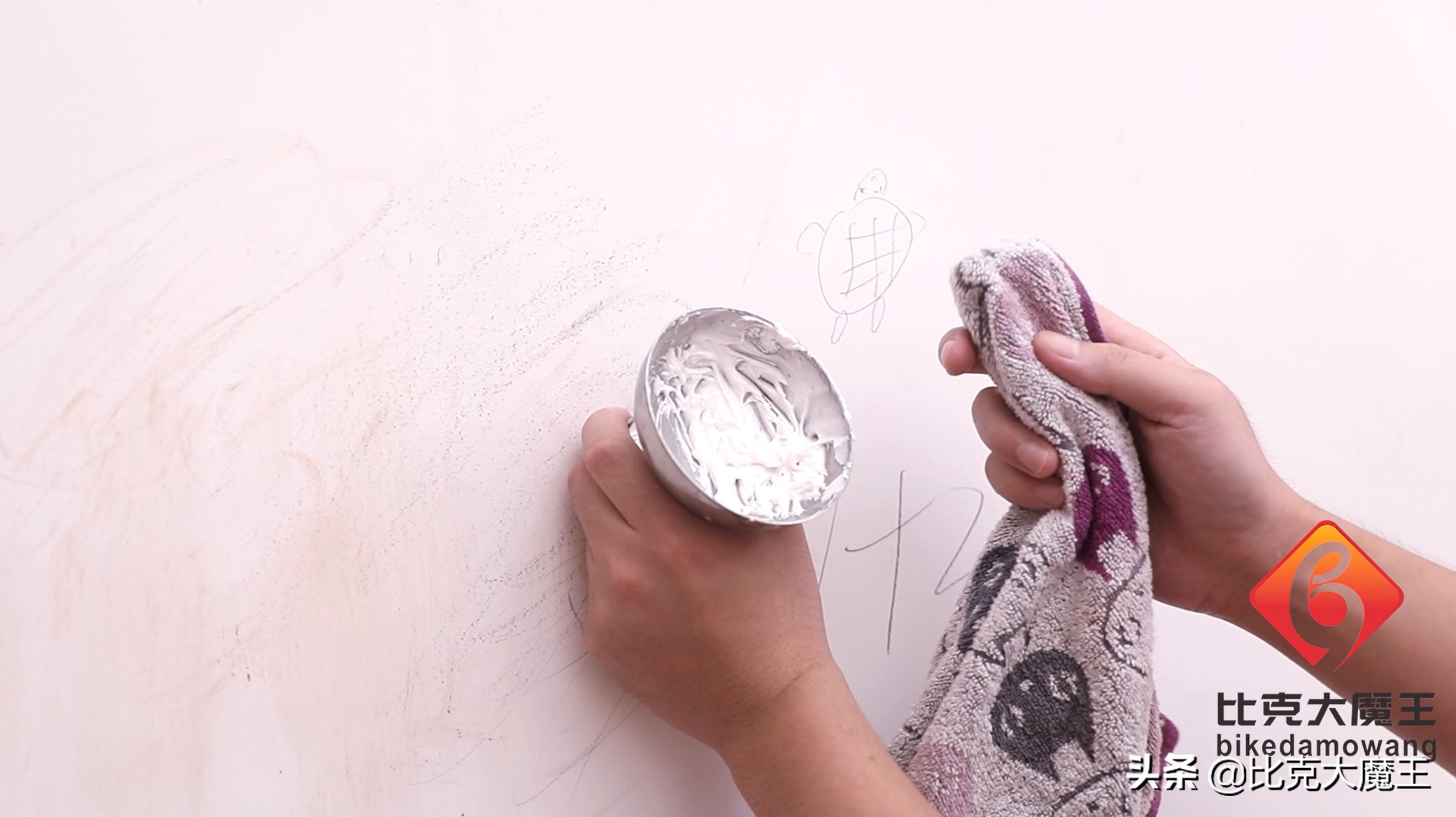 白墙脏了不用重新刷,墙壁上抹一点,简单擦一擦就干净,省力省事