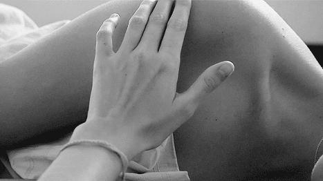 夏天了手脚干裂还有老茧,手脚干裂脱皮老茧用什么药膏