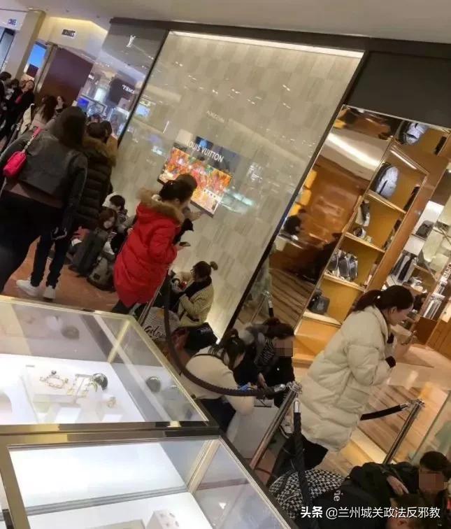 各路游客攻陷索菲亚,巴黎lv限购