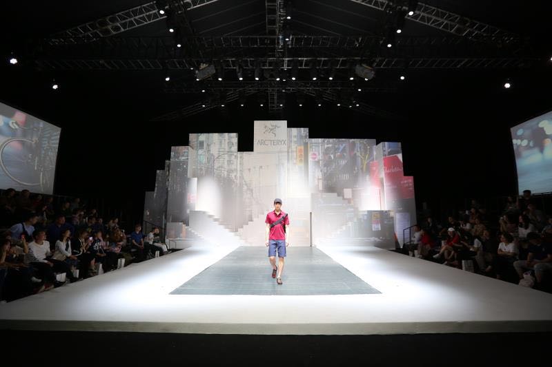 始祖鸟服装1019发布会,始祖鸟白色走秀