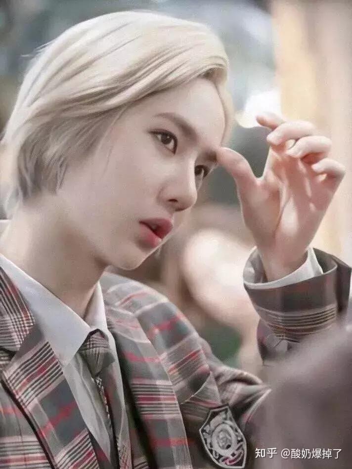 王一博和黎明长相对比,怎样评价王一博的长相气质