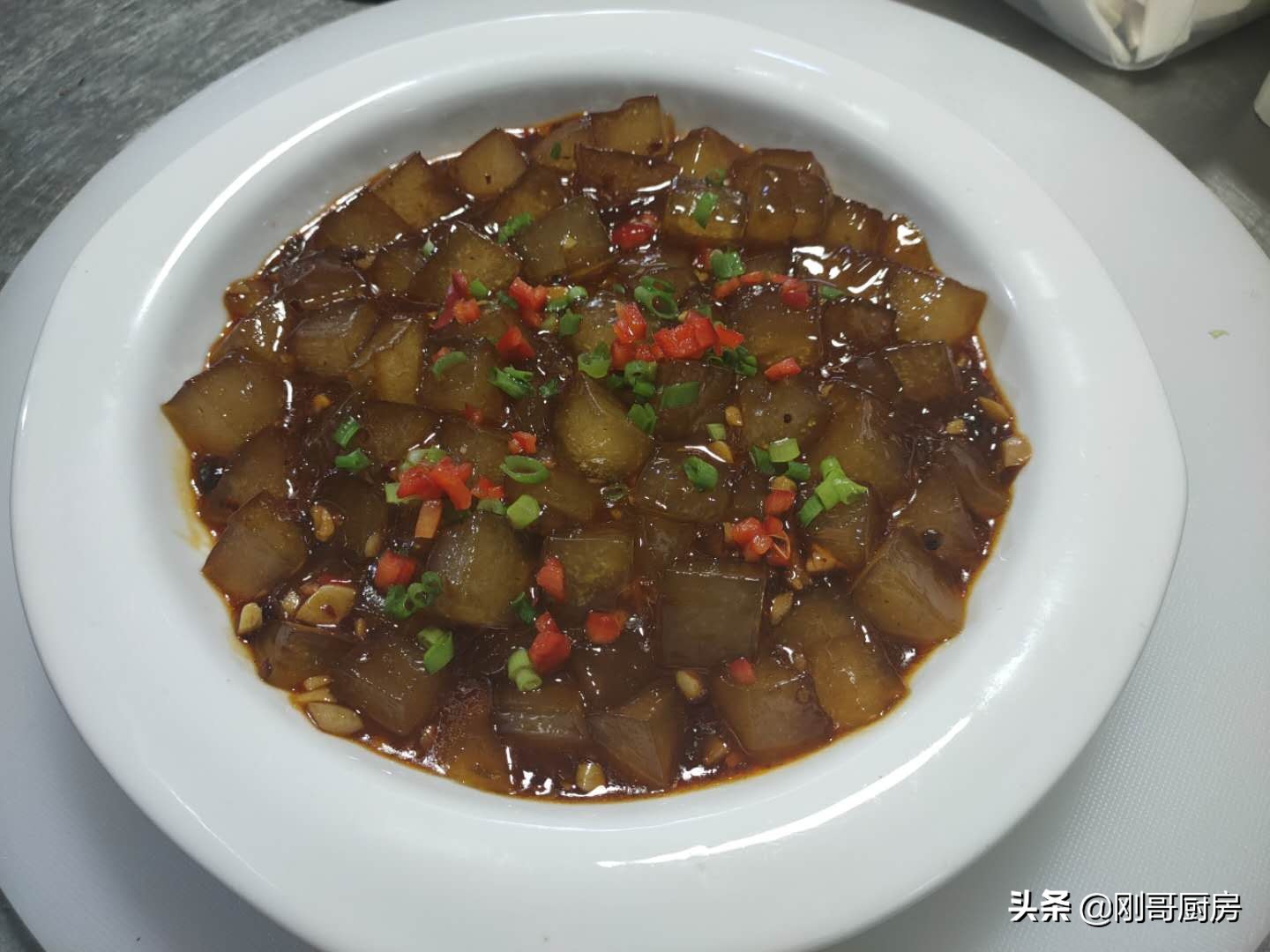 炒凉粉要不要焯水,炒凉粉要不要拿油刨下