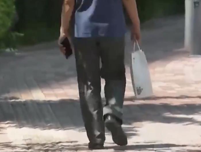 5450元买奢侈名T，被洗脱胶索赔10000！酒店经理质疑：你这衣服真的假的