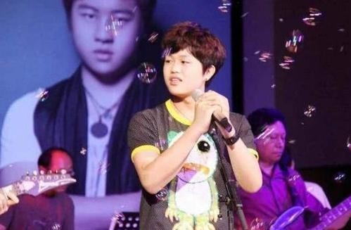 黄宏与李天一的照片,李天一的干爹黄宏现在怎样