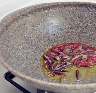 黄鳝怎么做最好吃又能去掉寄生虫,黄鳝去滑的简单方法