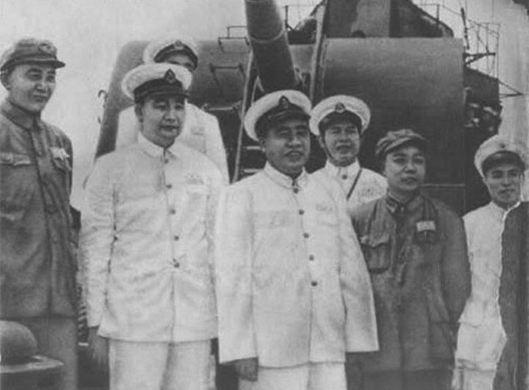 萧劲光不敢当海军司令,毛主席给他安排一个人,萧劲光才答应