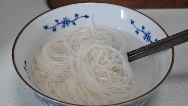 鸡蛋炒宽米粉最好吃的做法视频,砂锅牛肉米粉家常做法