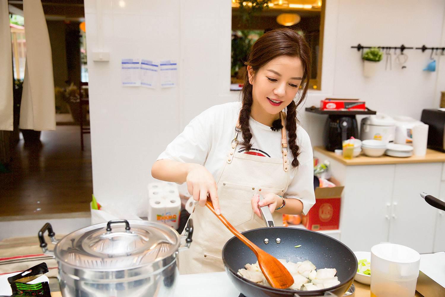 43岁赵薇最新机场秀,赵薇新节目