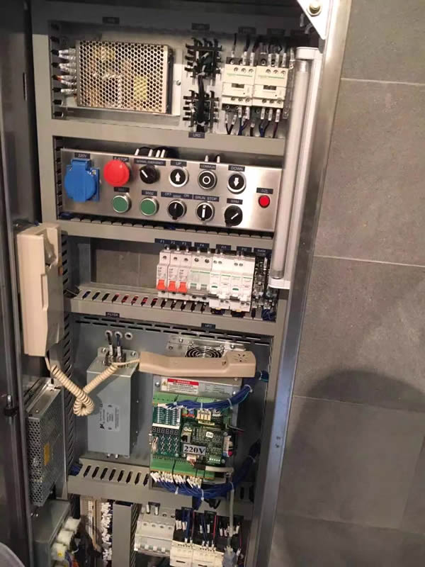 商用电梯控制柜位置要求,迅达别墅电梯控制柜安装实景图