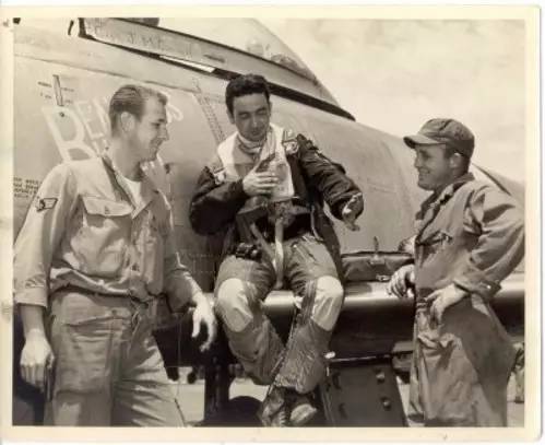 1986年扫地大爷暴露身份,解放后击落美国飞机的老英雄