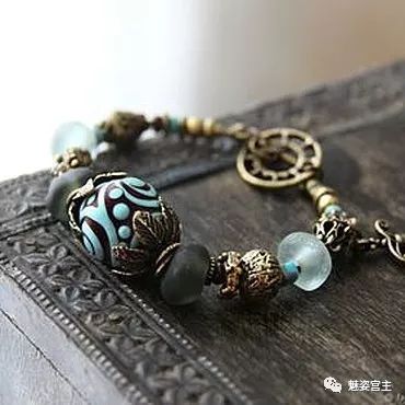 施华洛世奇水晶和珠子打造闪亮弹簧吊坠手链，附制作图解教程