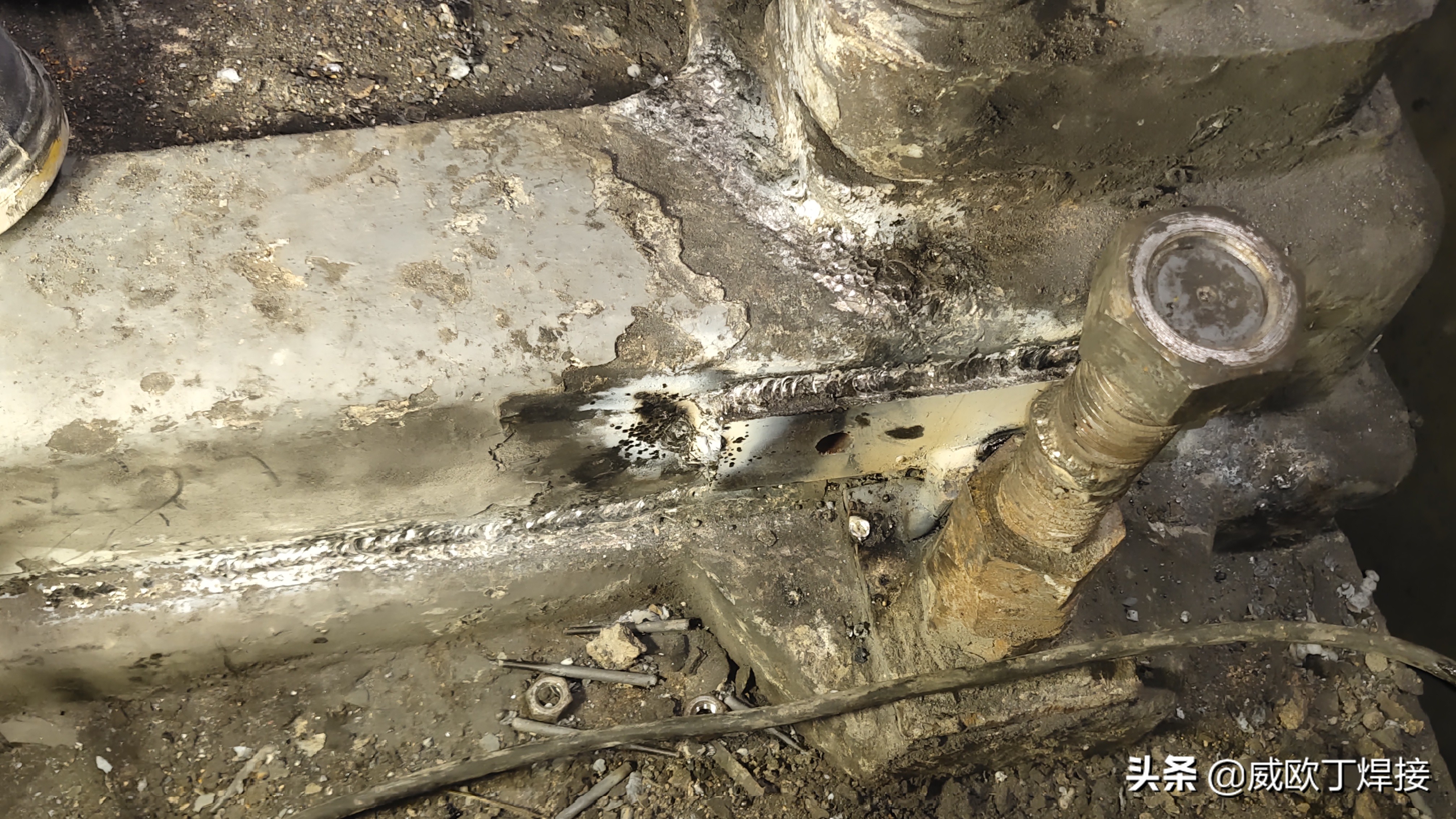 铸铁电机底座断裂,铸铁机械开裂修复