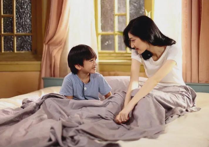 分房睡后妈妈担心女儿不适应，女儿却说真好，看完监控哭了