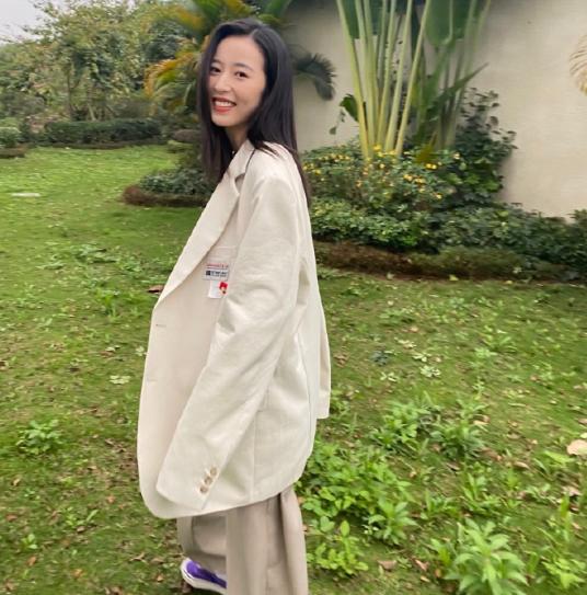 周雨彤穿搭衬衫夏季,周雨彤穿衣搭配图白色