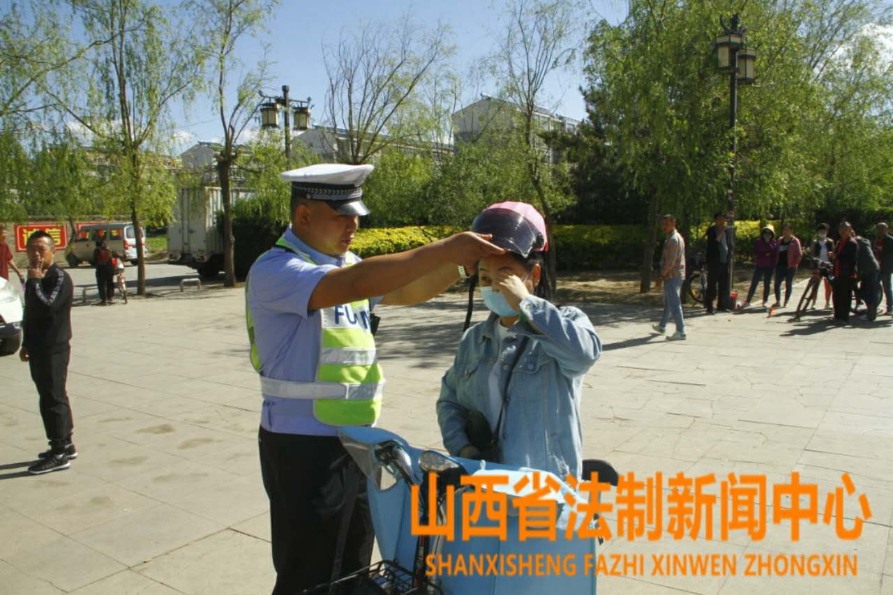 大同交警送头盔,警保联动开展买保险送头盔活动