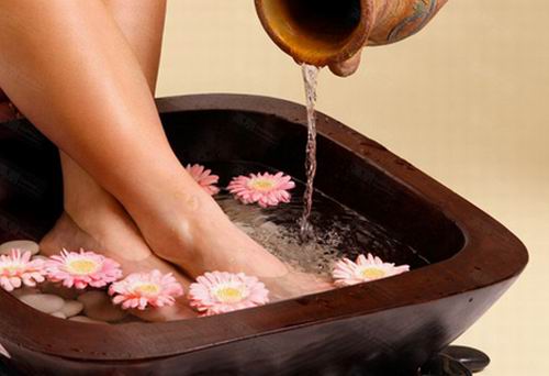 为什么汗脚特别臭,汗脚突然变干脚裂口什么原因