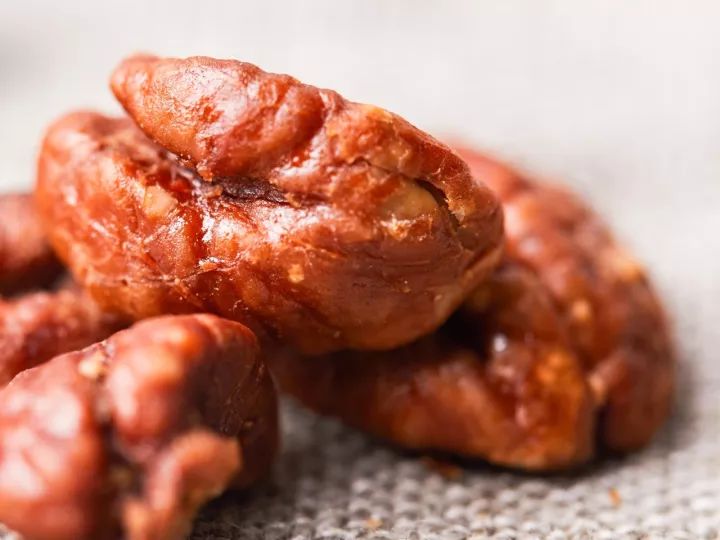 椒盐山核桃仁,核桃仁咸香酥脆的家庭做法