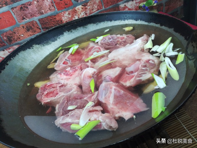 炖大骨头汤少了怎么办,炖大骨不香