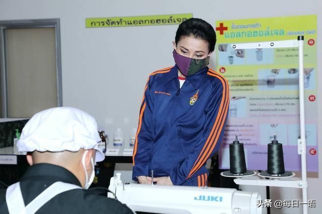 花心泰王也温柔？结婚周年陪王后穿情侣装，满脸宠溺给娇妻打下手