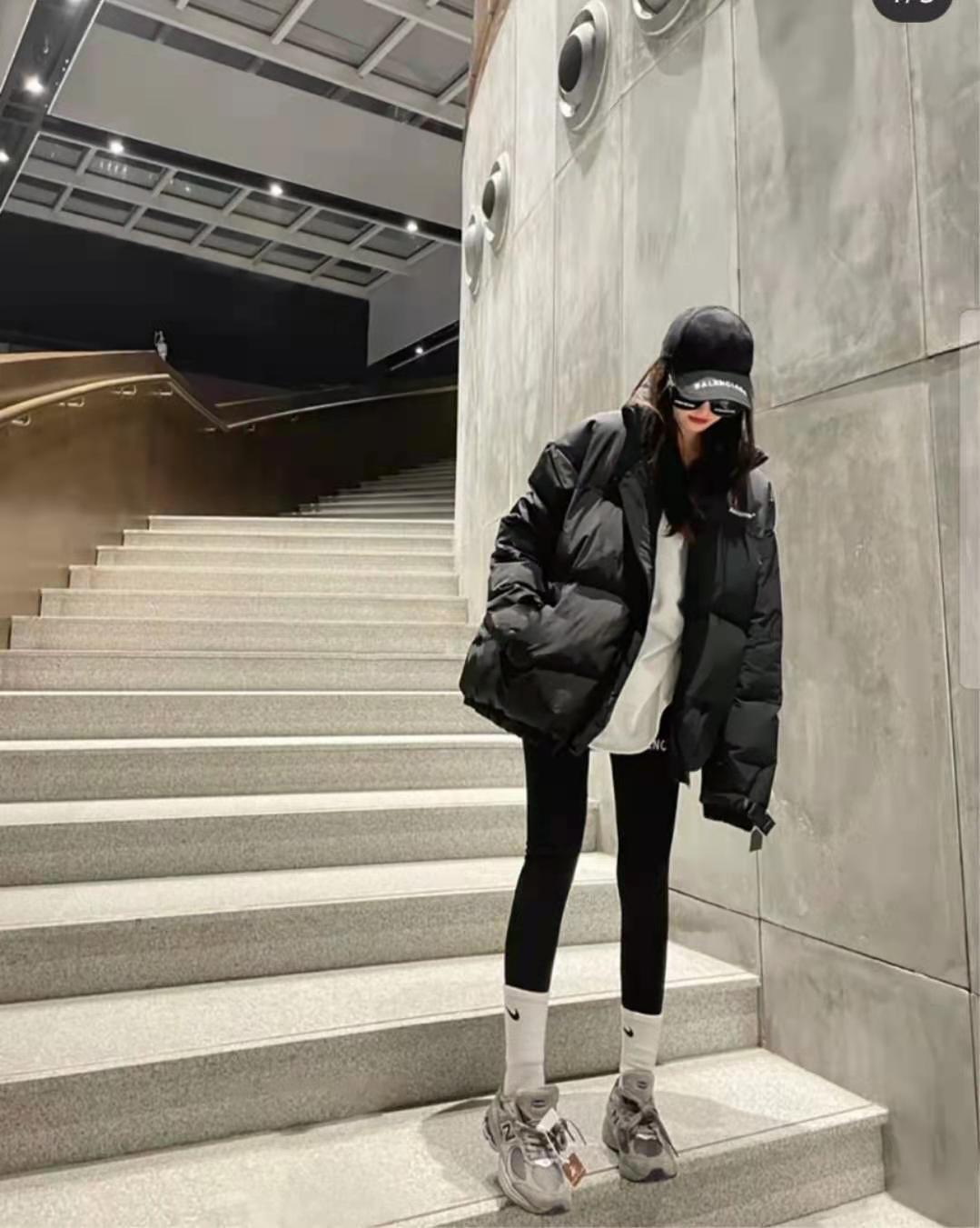 长款羽绒服搭配鲨鱼裤好看吗,香槟色羽绒服搭配灰色鲨鱼裤