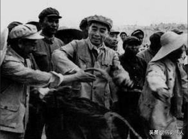 修建十三陵水库时，周恩来参加义务劳动：我作为总理就该多拉几车