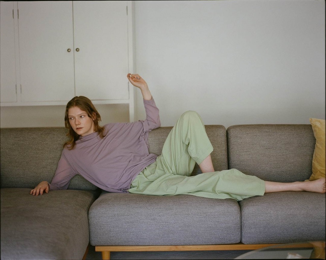 超级显白的色系穿搭快get起来吧,今年流行的亮色系穿搭叫什么