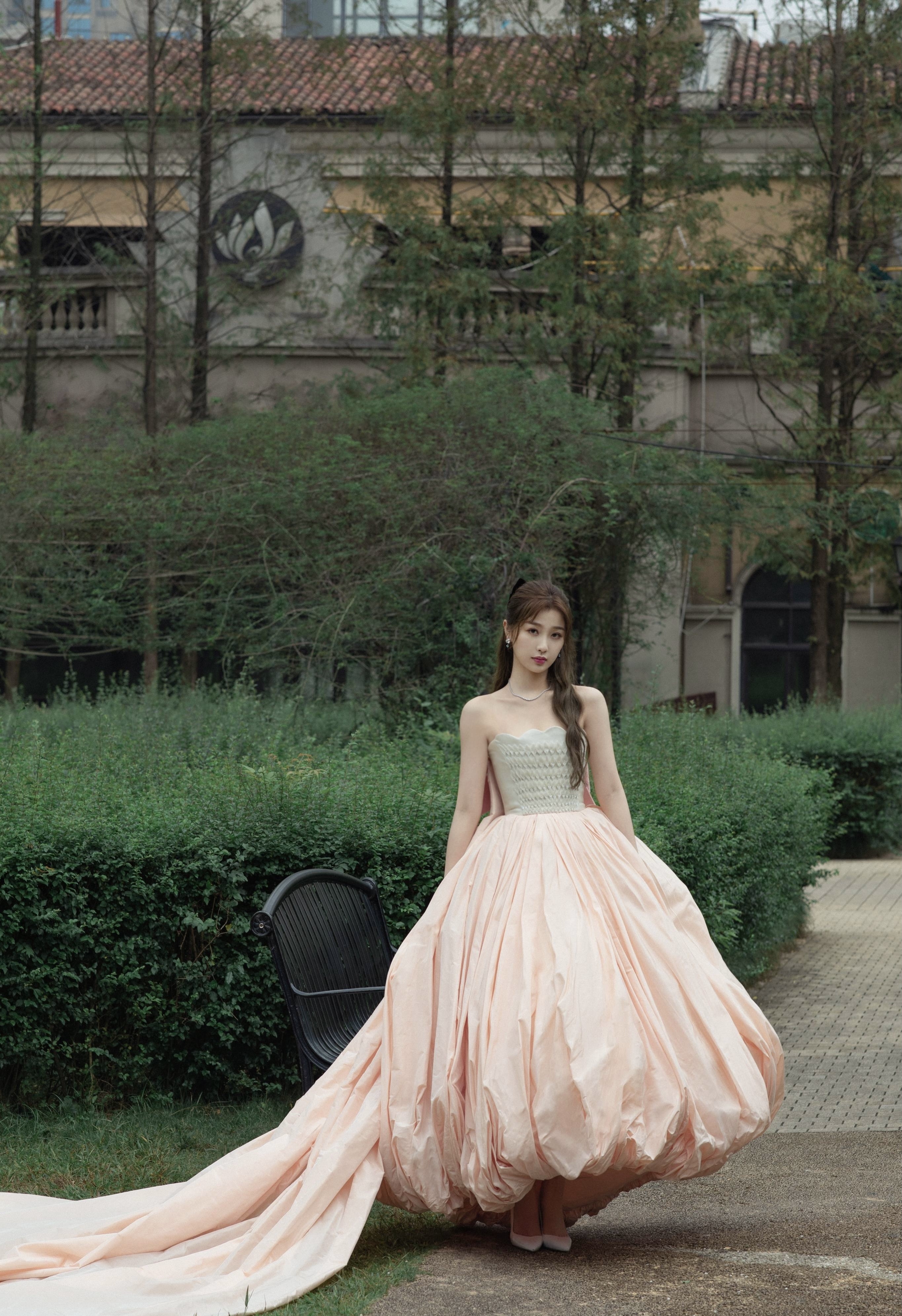 虞书欣穿粉色露脐装配百褶裙,虞书欣穿蓝色蝴蝶结抹胸裙去哪里