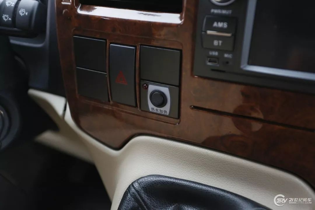 房车大全20-30万的小型c型房车,飞翔房车入门级b型房车价格