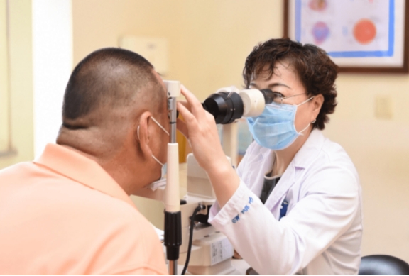 眼睛前面有黑点怎么回事,为什么眼睛前面总觉得有黑点晃动