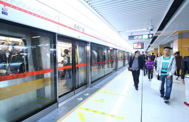 成都的地铁真的很有氛围感,成都的地铁有多浪漫