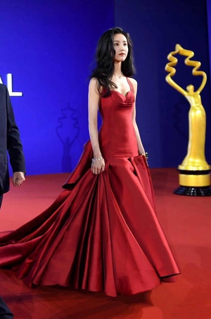 赵涛和周冬雨颁奖,赵涛周冬雨颁奖