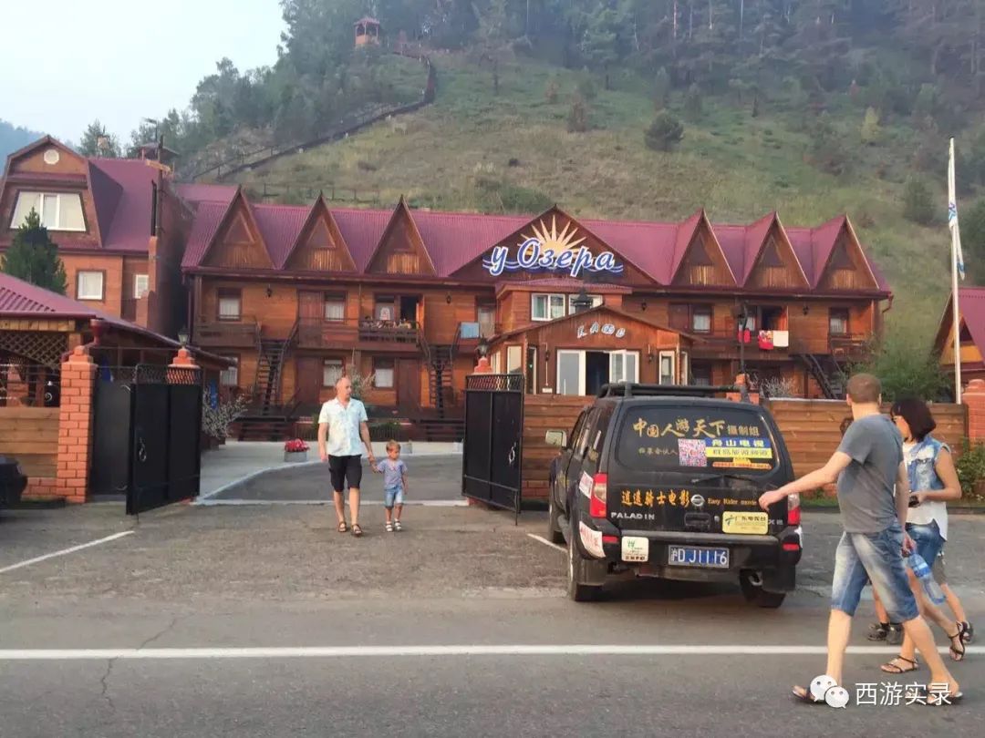 这女孩看到俄罗斯帅哥搭车，逼我停车，否则跳车